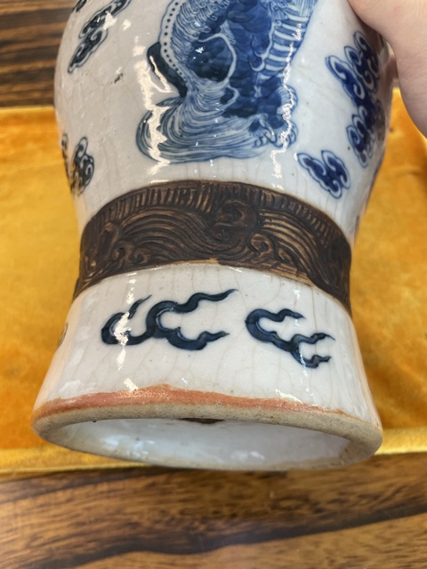古玩陶瓷哥釉青花獅子紋雙耳瓶真品鑒賞圖