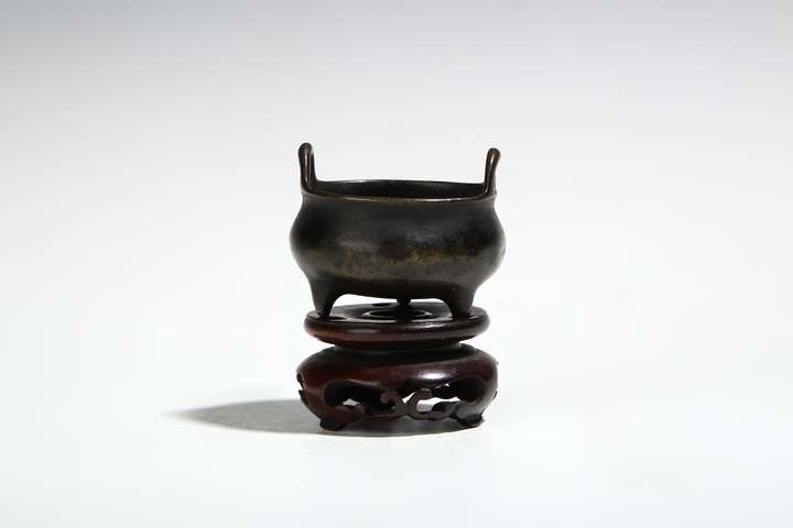 古玩銅器清·“大明宣德年制”款三足橋耳琴爐拍賣，當(dāng)前價格30000元