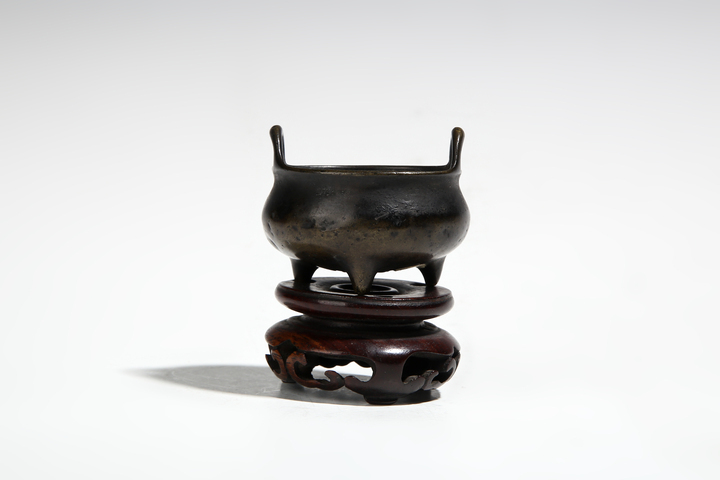 清·“大明宣德年制”款三足橋耳琴爐拍賣(mài)，當(dāng)前價(jià)格30000元