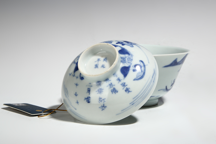 古玩陶瓷清中晚·青花山水人物詩文蓋碗真品鑒賞圖