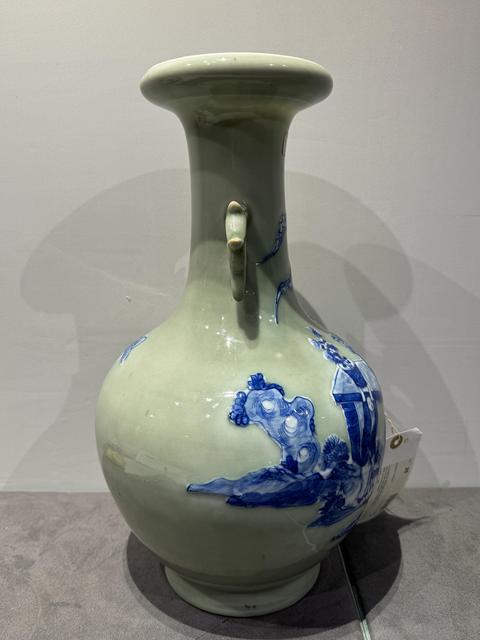 古玩陶瓷（來源佳士得）清中 青花高加白人物雙耳盤口瓶拍賣，當(dāng)前價(jià)格60000元