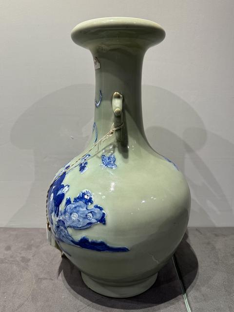 古玩陶瓷（來源佳士得）清中 青花高加白人物雙耳盤口瓶拍賣，當(dāng)前價(jià)格60000元