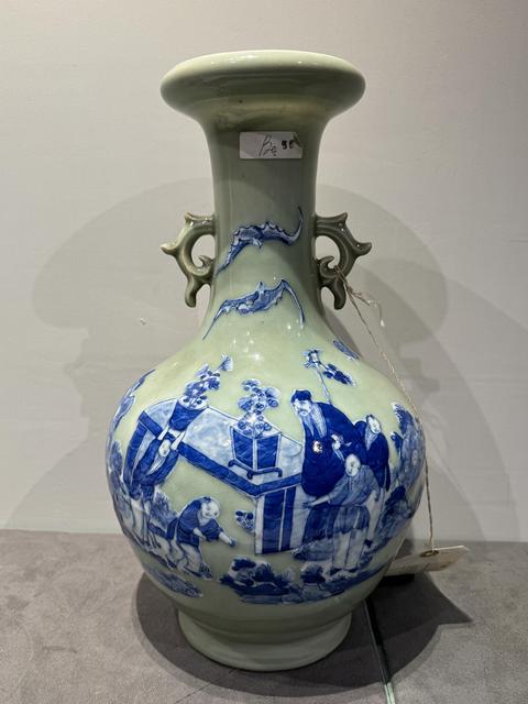 古玩陶瓷（來源佳士得）清中 青花高加白人物雙耳盤口瓶拍賣，當(dāng)前價(jià)格60000元
