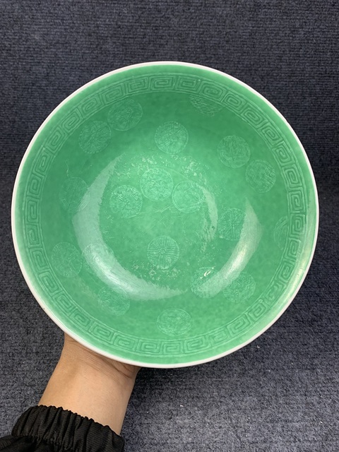 綠地粉彩皮球花暗刻花卉紋碗拍賣，當前價格800元
