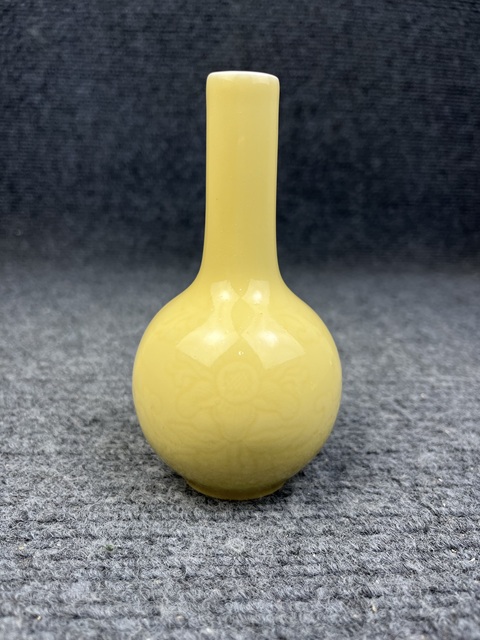 古玩陶瓷黃釉暗刻花卉紋小天球瓶拍賣,當前價格800元