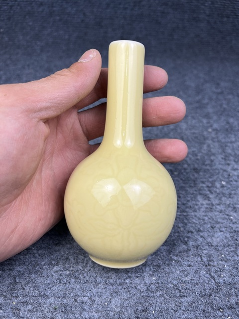 古玩陶瓷黃釉暗刻花卉紋小天球瓶拍賣,當前價格800元