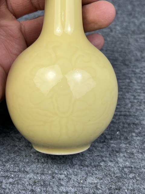 古玩陶瓷黃釉暗刻花卉紋小天球瓶拍賣,當前價格800元