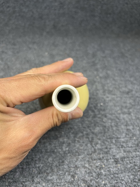古玩陶瓷黃釉暗刻花卉紋小天球瓶拍賣,當前價格800元