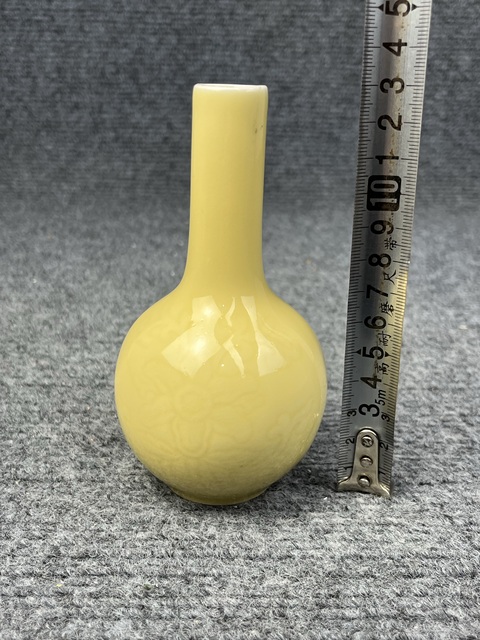 古玩陶瓷黃釉暗刻花卉紋小天球瓶拍賣,當前價格800元