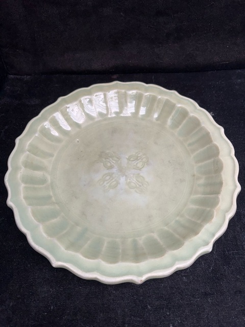 古玩陶瓷龍泉青瓷花卉紋菱口盤真品鑒賞圖