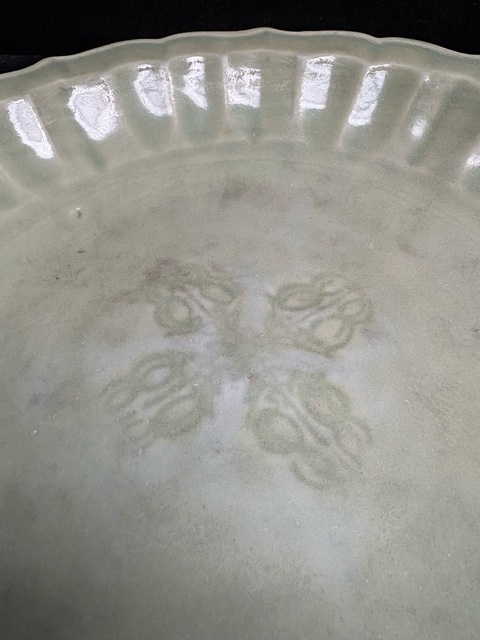 古玩陶瓷龍泉青瓷花卉紋菱口盤真品鑒賞圖