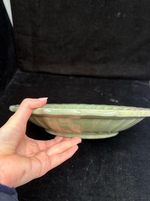 古玩陶瓷龍泉青瓷花卉紋菱口盤真品鑒賞圖