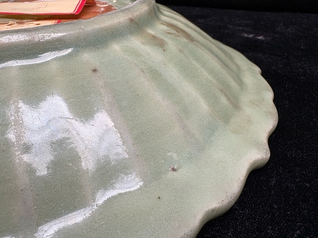 古玩陶瓷龍泉青瓷花卉紋菱口盤真品鑒賞圖