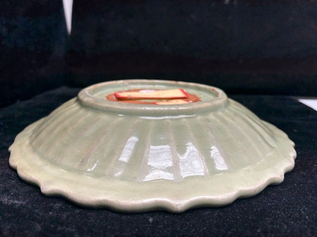 古玩陶瓷龍泉青瓷花卉紋菱口盤真品鑒賞圖