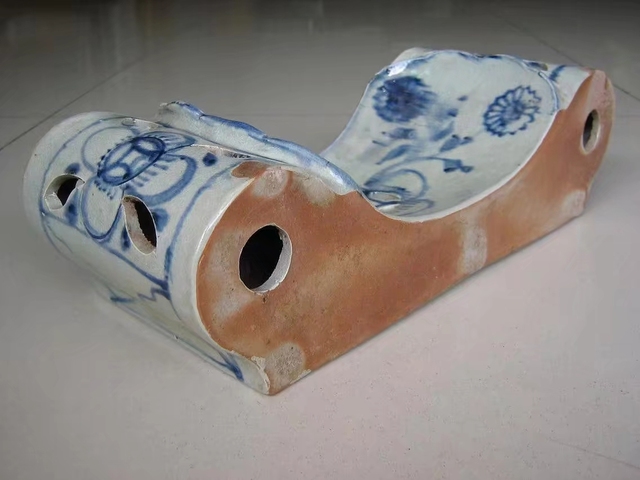 古玩陶瓷花卉紋青花鏤空瓷枕真品鑒賞圖