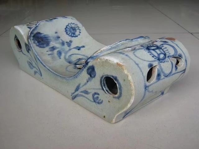 古玩陶瓷花卉紋青花鏤空瓷枕真品鑒賞圖
