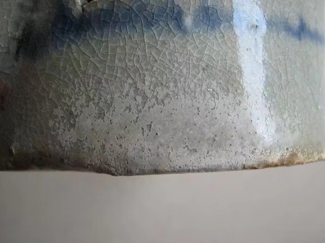 古玩陶瓷花卉紋青花鏤空瓷枕真品鑒賞圖