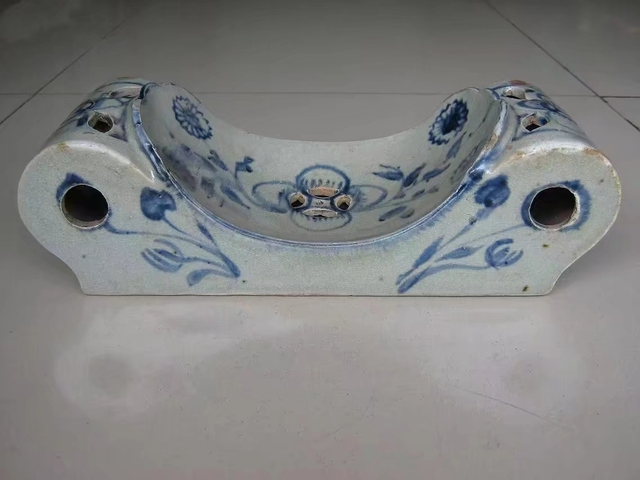 古玩陶瓷花卉紋青花鏤空瓷枕真品鑒賞圖