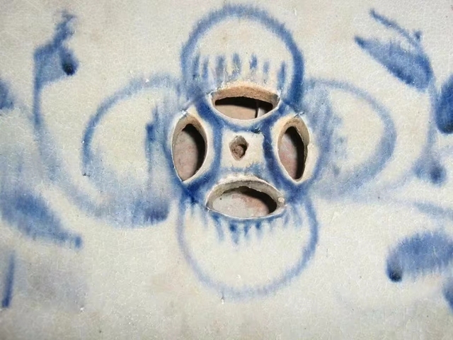 古玩陶瓷花卉紋青花鏤空瓷枕真品鑒賞圖