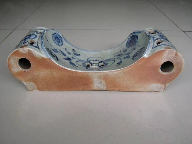 古玩陶瓷花卉紋青花鏤空瓷枕真品鑒賞圖