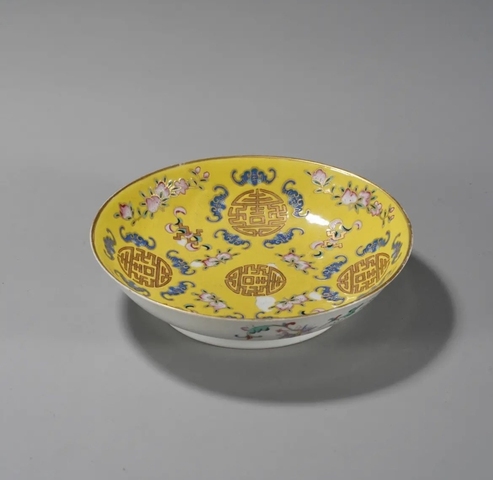 古玩陶瓷黃地粉彩盤真品鑒賞圖
