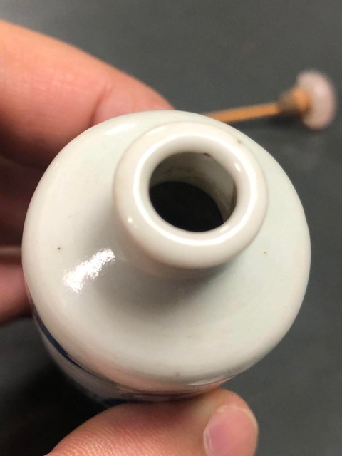 古玩陶瓷青花釉里紅人物故事紋鼻煙壺真品鑒賞圖