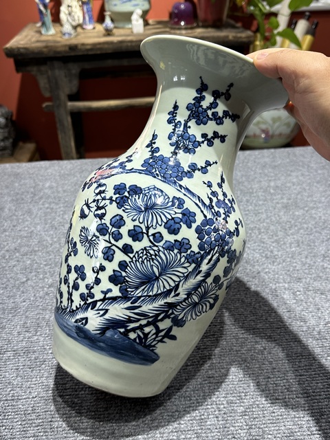 古玩陶瓷清代中期青花夾白花卉紋羅漢瓶拍賣,當前價格3200元