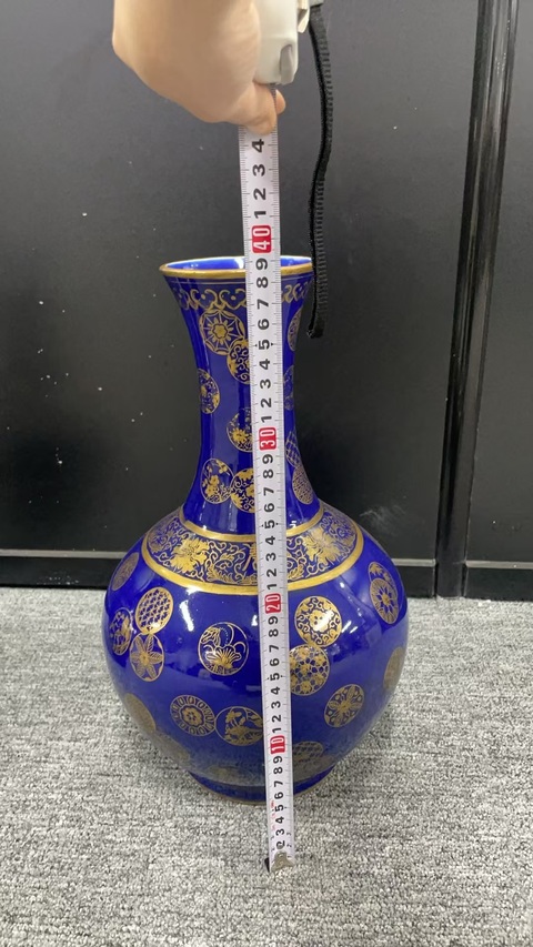 古玩陶瓷霽藍釉描金皮球花賞瓶真品鑒賞圖