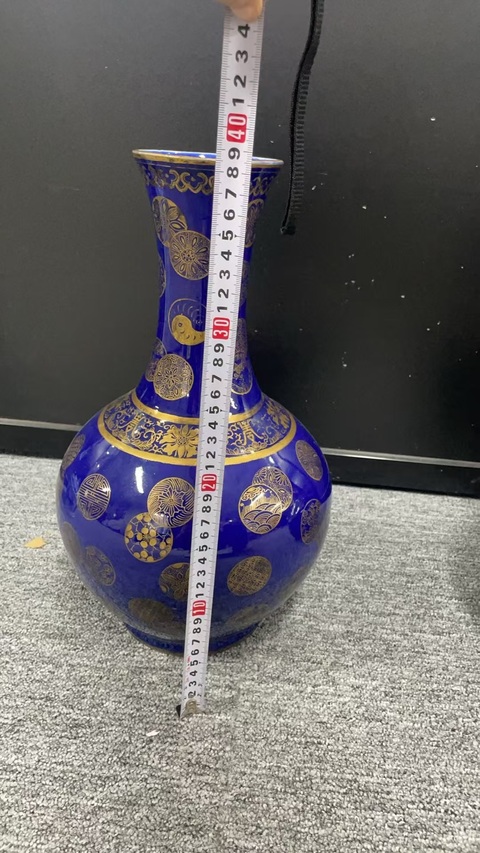 古玩陶瓷霽藍釉描金皮球花賞瓶真品鑒賞圖