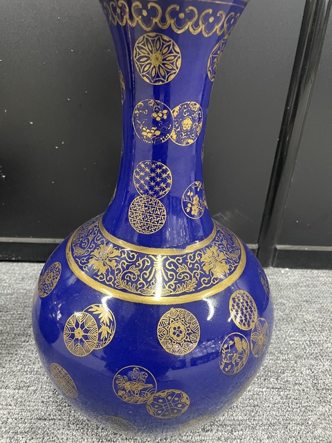 古玩陶瓷霽藍釉描金皮球花賞瓶真品鑒賞圖