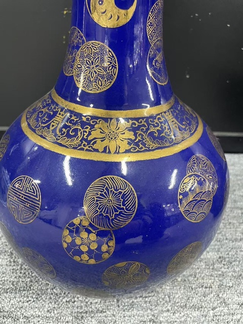 古玩陶瓷霽藍釉描金皮球花賞瓶真品鑒賞圖