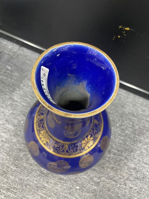 古玩陶瓷霽藍釉描金皮球花賞瓶真品鑒賞圖