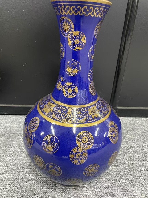 古玩陶瓷霽藍釉描金皮球花賞瓶真品鑒賞圖