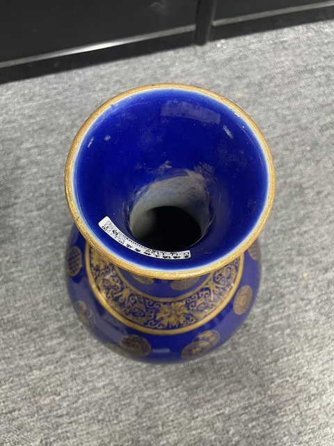古玩陶瓷霽藍釉描金皮球花賞瓶真品鑒賞圖