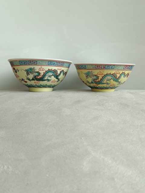 古玩陶瓷黃地粉彩雙龍戲珠紋碗真品鑒賞圖