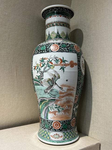 古玩陶瓷五彩花卉開(kāi)窗花鳥(niǎo)紋觀音瓶真品鑒賞圖