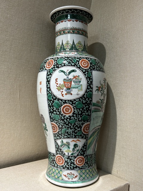 古玩陶瓷五彩花卉開(kāi)窗花鳥(niǎo)紋觀音瓶真品鑒賞圖