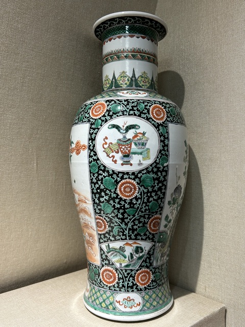 古玩陶瓷五彩花卉開(kāi)窗花鳥(niǎo)紋觀音瓶真品鑒賞圖