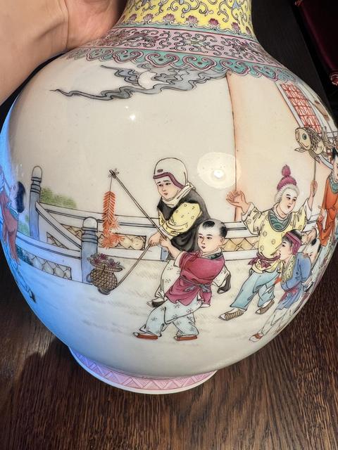 古玩陶瓷粉彩嬰戲圖天球瓶真品鑒賞圖