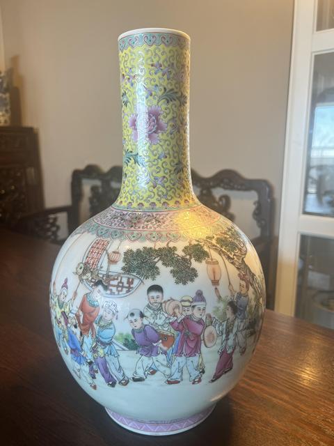 古玩陶瓷粉彩嬰戲圖天球瓶真品鑒賞圖