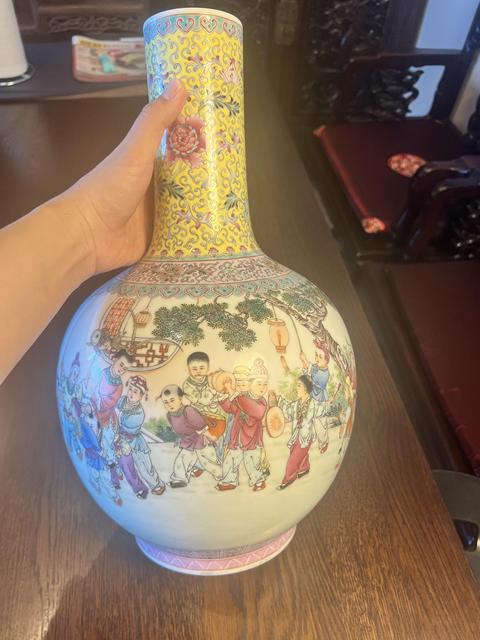 古玩陶瓷粉彩嬰戲圖天球瓶真品鑒賞圖