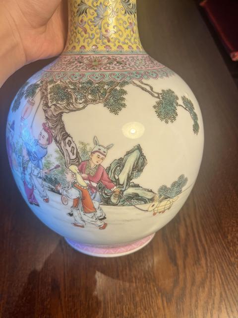 古玩陶瓷粉彩嬰戲圖天球瓶真品鑒賞圖