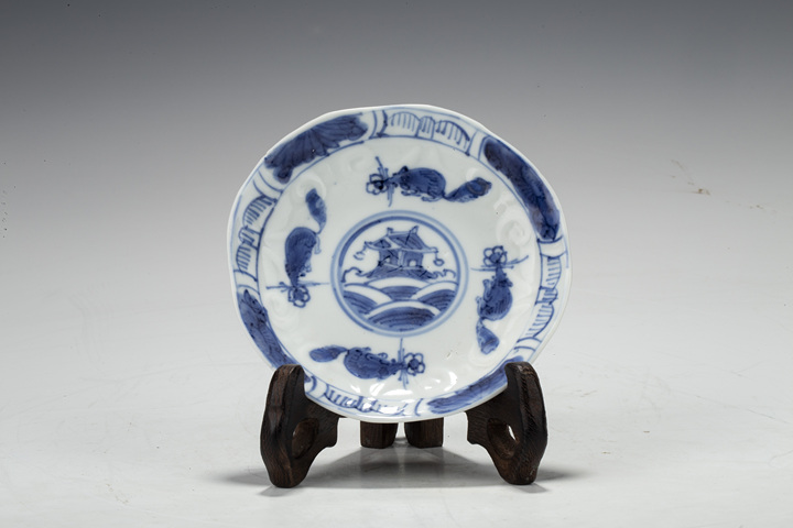 古玩陶瓷清康熙·青花松鼠海屋紋花口碟一對真品鑒賞圖
