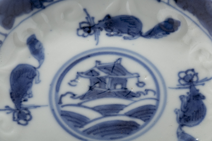 古玩陶瓷清康熙·青花松鼠海屋紋花口碟一對真品鑒賞圖