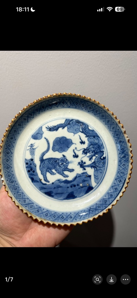 古玩陶瓷清嘉慶外霽藍釉內青花龍虎紋花口盤真品鑒賞圖