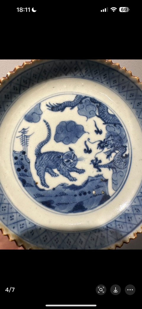 古玩陶瓷清嘉慶外霽藍釉內青花龍虎紋花口盤真品鑒賞圖