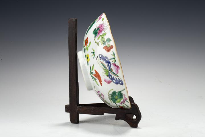 古玩陶瓷清晚·粉彩花蝶紋花口碗拍賣，當(dāng)前價(jià)格1100元