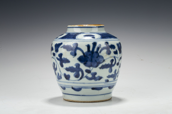 古玩陶瓷明晚·青花纏枝花卉紋罐拍賣,當(dāng)前價(jià)格2580元