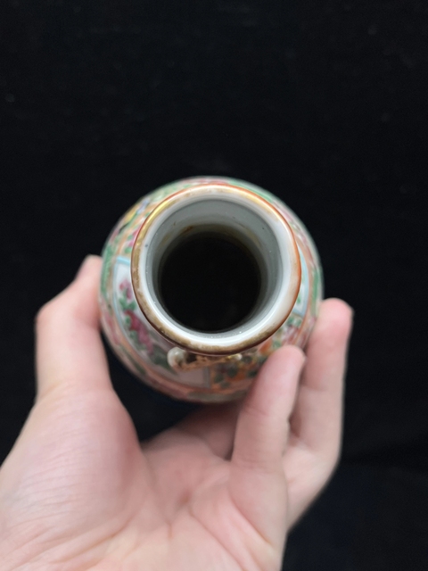 古玩陶瓷廣彩人物紋長(zhǎng)頸瓶拍賣(mài),當(dāng)前價(jià)格700元