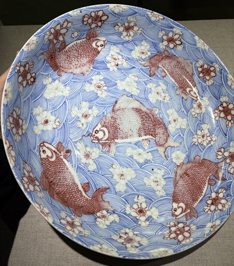 古玩陶瓷康熙青花釉里紅魚盤真品鑒賞圖